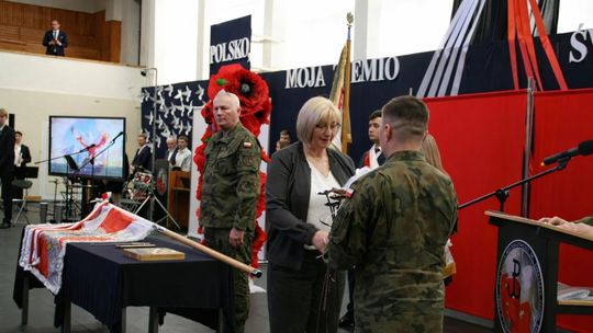 13 batalion lekkiej piechoty w Łomży otrzymał Sztandar 33 Pułku Piechoty Armii Krajowej 13 batalion lekkiej piechoty w Łomży otrzymał Sztandar 33 Pułku Piechoty Armii Krajowej