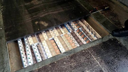 18,5 tys. paczek nielegalnych papierosów w podłodze naczepy