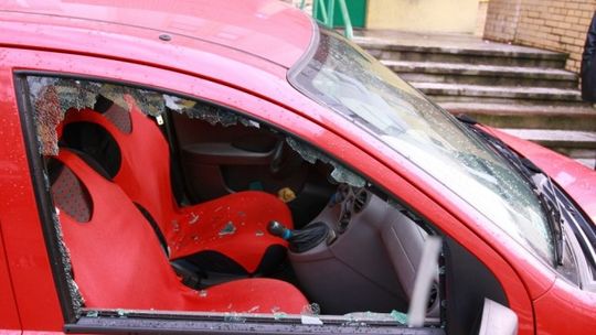 22-latek zniszczył dwa samochody