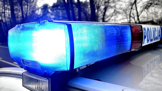 76-latek z Piątnicy musi opuścić mieszkanie – szybka reakcja policji wobec przemocy domowej