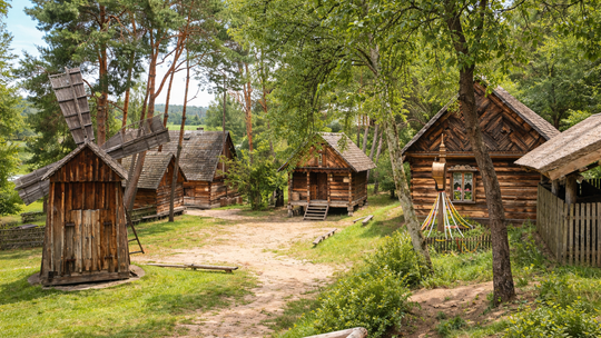 Bezpłatne warsztaty garncarskie w Skansenie Kurpiowskim. Poprowadzi je twórca ludowy Adam Murach
