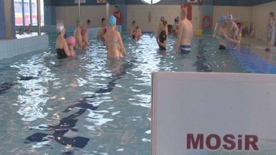 Bezpłatne zajęcia dla maluchów na basenie nr 2 w Łomży. Film