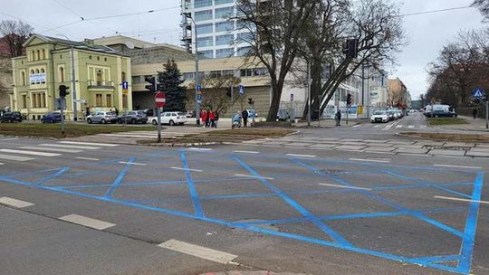 Blue box'y na ulicy. Kierowcy je lubią, ministerstwo nie ufa kierowcom [VIDEO]