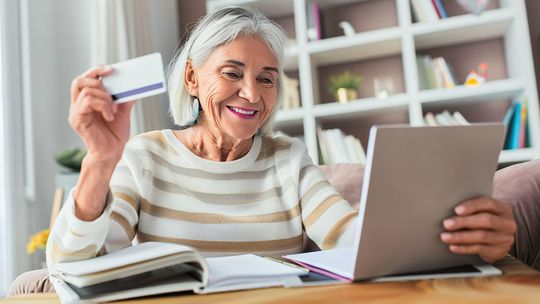 Bonus z ZUS-u dla emerytów i rencistów, którzy osiągnęli 75. rok życia