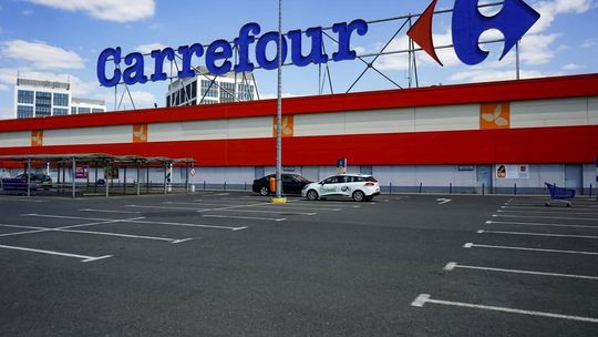 Carrefour Polska sprzedany. Kto przejmie sieć sklepów?