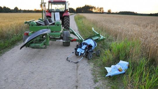 Ciągnik potrącił wózek z dzieckiem