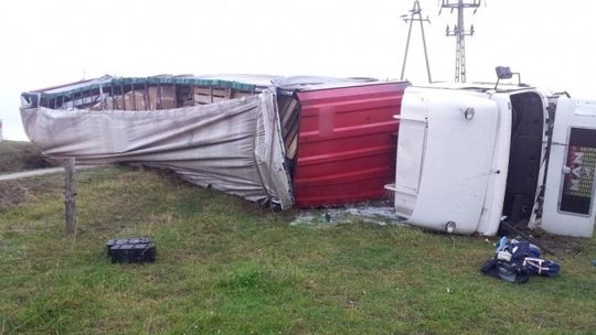 Ciężarówka w rowie