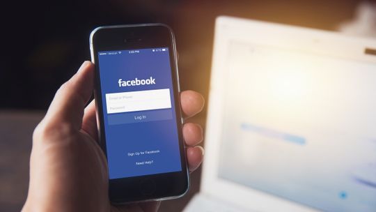 Co działo się z Facebookiem? Wyciek danych i wielogodzinna awaria