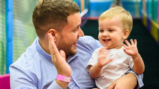 Coraz więcej mężczyzn korzysta z urlopu rodzicielskiego, ale coraz mniej – z urlopu ojcowskiego