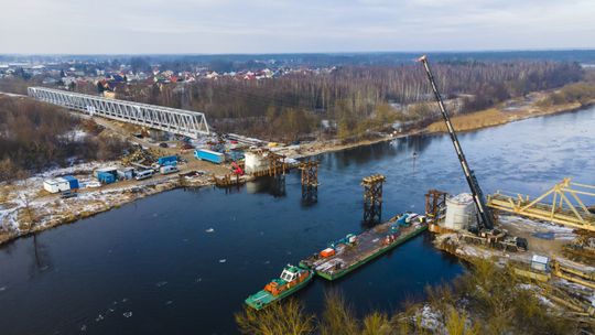 Ćwierćkilometrowy, blisko 1000-tonowy nowy most kolejowy umieszczony nad Narwią w Ostrołęce [FOTO] 
