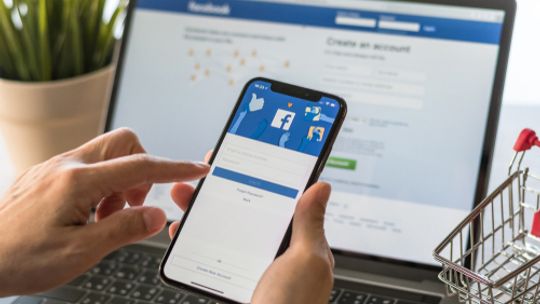 Cyberoszuści atakują: kolejna fala fałszywych wiadomości od Facebooka