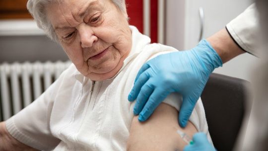 Czwarta dawka szczepionki  przeciwko COVID-19 dla większej liczby osób. Polski rząd jest na „tak”