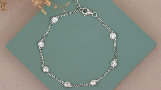 Czy biżuteria z okazji narodzin dziecka w Krakowie to idealny upominek dla świeżo upieczonej mamy?