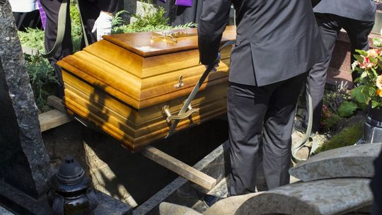 Czy ksiądz może odmówić pogrzebu z katolickim obrzędem? Diecezja wyjaśnia