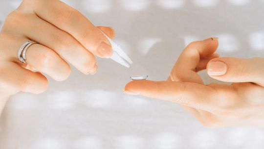 Czy soczewki kontaktowe są drogie? Co warto wiedzieć przed ich zakupem?