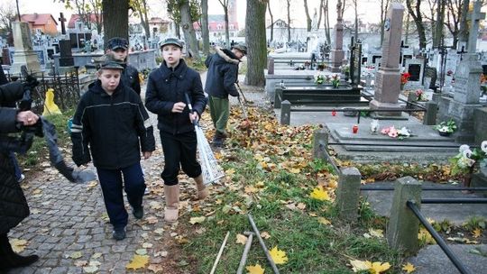 DH "Ptaki Ptakom" sprząta groby od wielu lat - pomóż i Ty