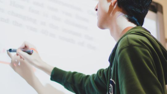 ​Dlaczego warto wyposażyć szkołę w tablice interaktywne?