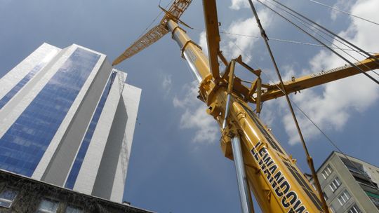 Do czego służy podnośnik koszowy?