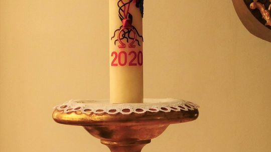 Do kiedy w kościele pali się paschał?