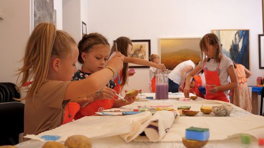 Drugi dzień wakacyjnych warsztatów z Ivaylą Roszak w Galerii Sztuki Współczesnej w Łomży - [VIDEO]