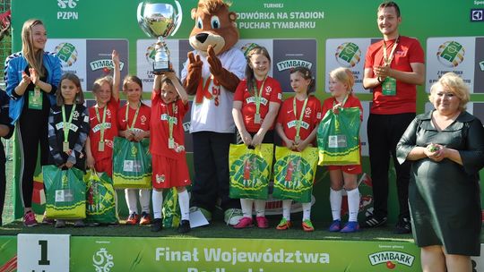 Drużyna MOSiR Łomża U-8 zwycięża w finale wojewódzkim turnieju "Z Podwórka na Stadion o Puchar Tymbarku" [FOTO] 