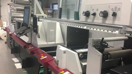 Duża powierzchnia informacyjna na etykietach samoprzylepnych