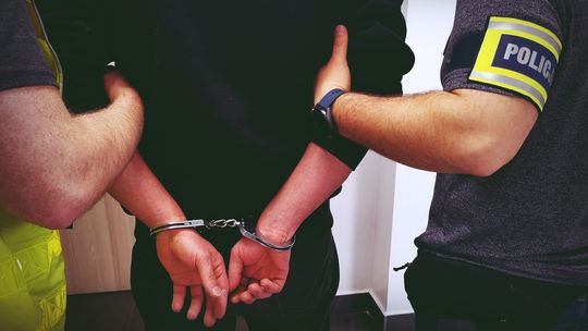Dwaj poszukiwani mężczyźni zatrzymani przez łomżyńskich policjantów: 32-latek skazany na 6 miesięcy, 31-latek na 25 dni za wykroczenia.