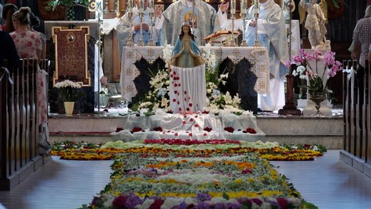 Dywan z tysiąca kwiatów na święto Matki Boskiej  w Sanktuarium w Małym Płocku [VIDEO]
