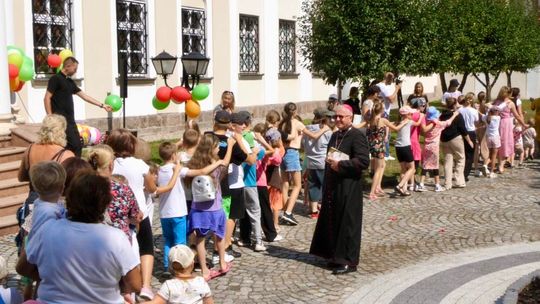 Dziadkowie Pana Jezusa świętowali imieniny w ogrodach biskupich w Łomży - [VIDEO]