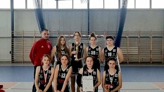 Dziewczęta z SP nr 4 w Łomży wicemistrzyniami województwa w koszykówce 