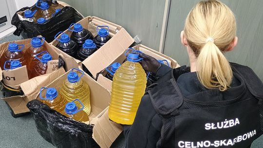 Funkcjonariusze Służby Celno-Skarbowej przejmują 100 litrów nielegalnego alkoholu w przesyłkach kurierskich