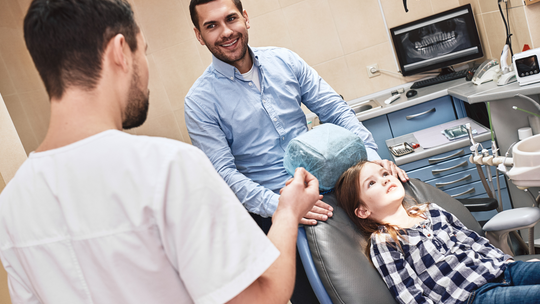 Gabinet dentystyczny na kółkach wyruszył w Polskę, żeby leczyć zęby dzieciom [MAPA]