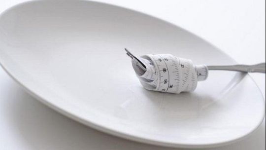 Głodówka wśród młodych: zdrowie czy szkoda dla organizmu?