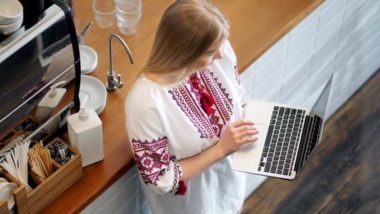 Haft czy nadruk – jak wybrać metodę znakowania odzieży?