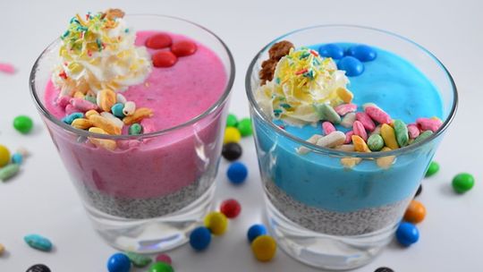 Jak przygotować kolorowe desery na urodziny? Posypki, barwniki i brokaty spożywcze