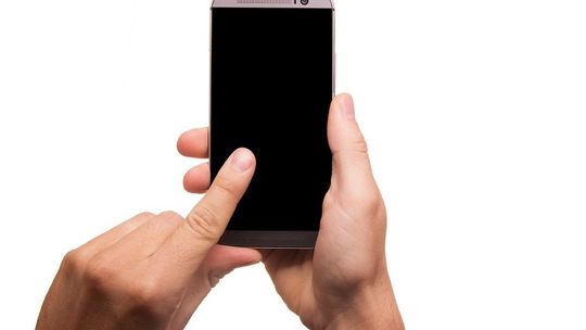 Jak uratować zalany telefon? Przede wszystkim szybko odetnij zasilanie