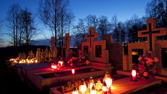 Jak znaleźć grób bliskiej osoby? Przez strony internetowe i aplikacje