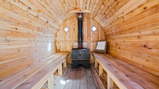 Jakie wyposażenie powinna mieć sauna ogrodowa?