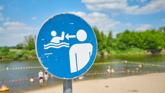 Kąpiele na miejskiej plaży ponownie bezpieczne