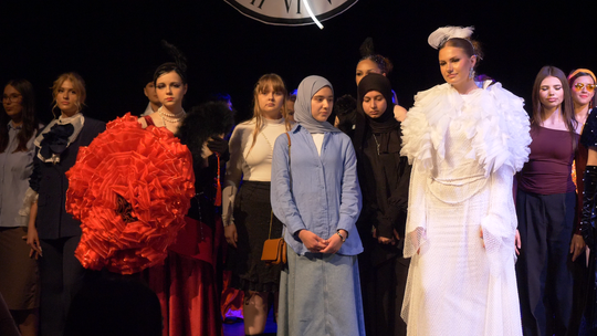 Kapsuła czasu „Wety”. Moda, która uczy odwagi - [VIDEO]