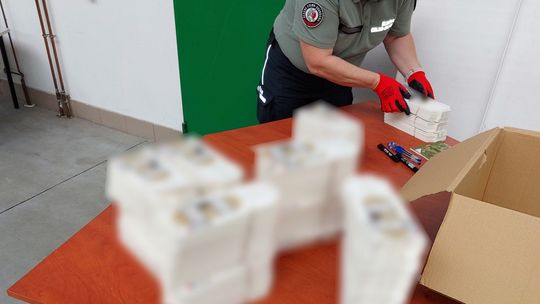 KAS zatrzymała transport podrobionej poligrafii służącej do produkcji nielegalnych papierosów