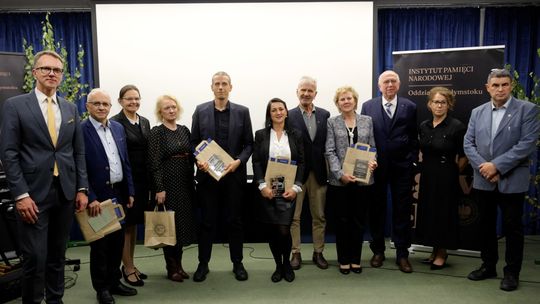 „Katyń. Zapomniane historie” w Szczuczynie. Poruszające sympozjum i wernisaż o ofiarach zbrodni katyńskiej - [VIDEO]