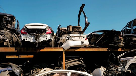 Kiedy opłaca się zezłomować samochód zamiast go sprzedawać?