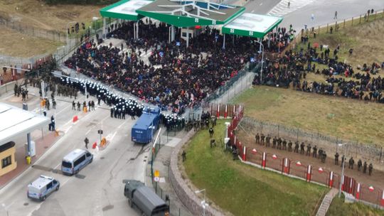 Kilka tysięcy osób na granicy. Białorusini sprowadzają olbrzymie grupy - [VIDEO]