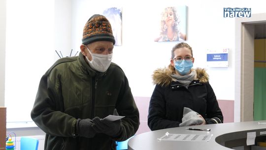 Kolejki pod przychodniami w Łomży. Lekarze wyjaśniają brak miejsc na szczepienia - [VIDEO] 