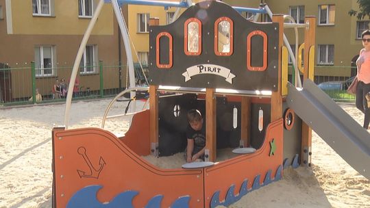 Kolejne dzieci otrzymały w prezencie nowy plac zabaw - VIDEO