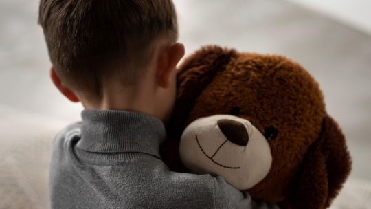 Komu przysługuje 654,48 zł miesięcznie dodatku dla sieroty zupełnej