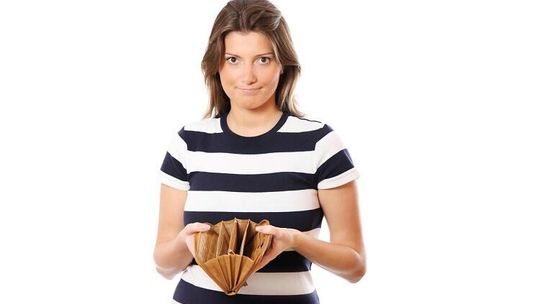 Kredyt czy pożyczka? Gdzie się mniej straci?