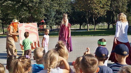 Królowa Bona w towarzystwie Pani Jesieni z wizytą u przedszkolaków [FOTO] 