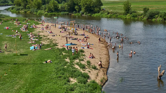 Letni wypoczynek na plaży z ratownikami przez miesiąc